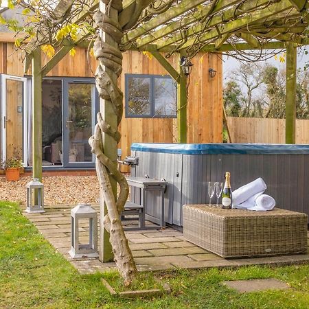 Wisteria View With Hottub & Cabin Sleeps 20 치펜햄 외부 사진