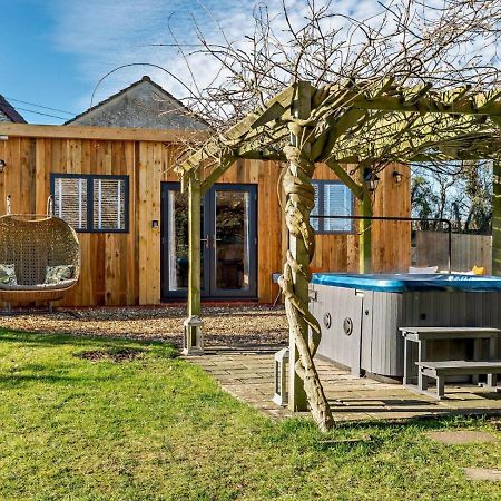 Wisteria View With Hottub & Cabin Sleeps 20 치펜햄 외부 사진