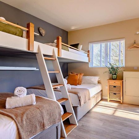 Wisteria View With Hottub & Cabin Sleeps 20 치펜햄 외부 사진