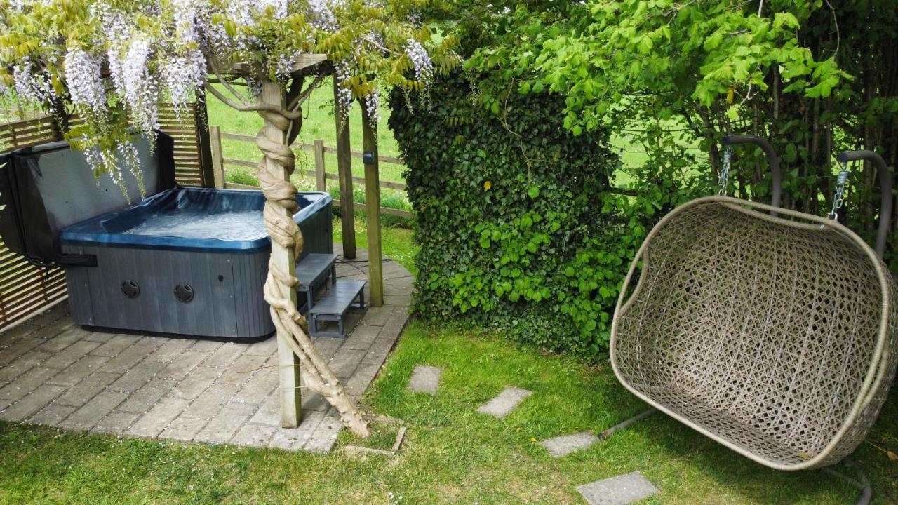 Wisteria View With Hottub & Cabin Sleeps 20 치펜햄 외부 사진