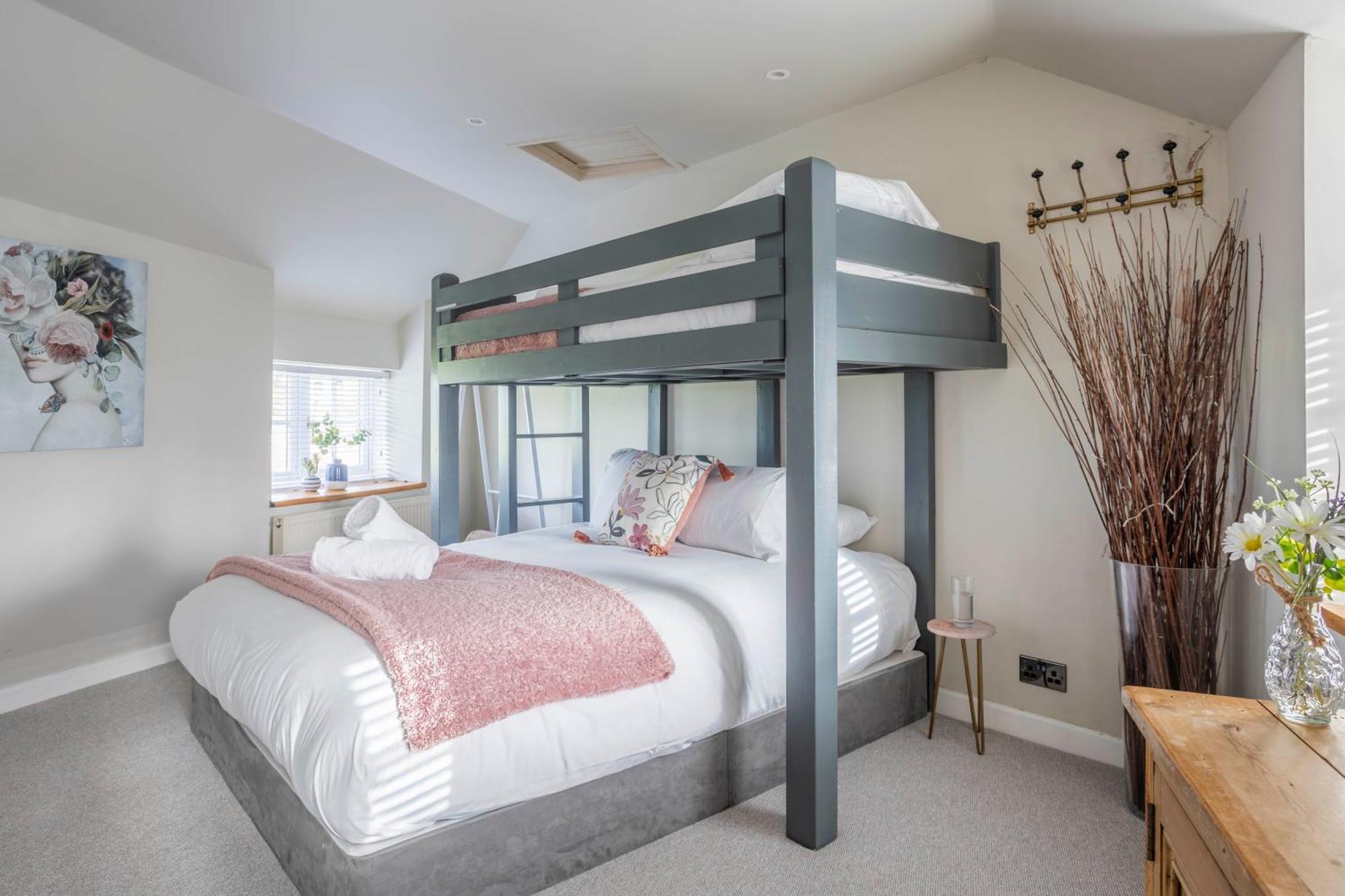 Wisteria View With Hottub & Cabin Sleeps 20 치펜햄 외부 사진