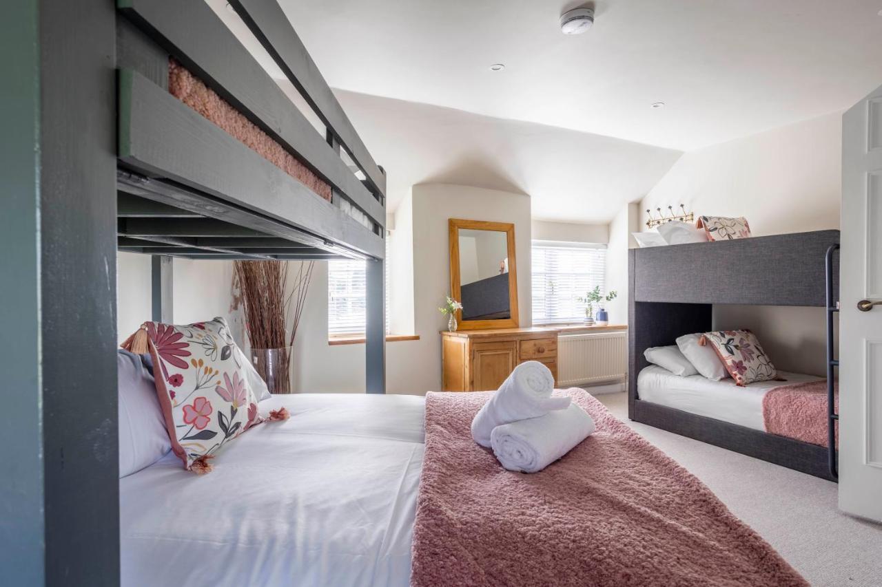 Wisteria View With Hottub & Cabin Sleeps 20 치펜햄 외부 사진