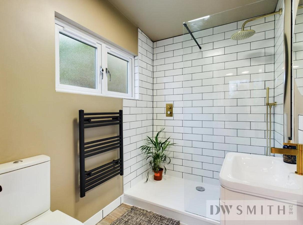 Wisteria View With Hottub & Cabin Sleeps 20 치펜햄 외부 사진