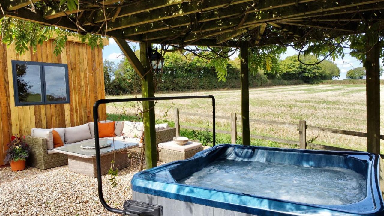 Wisteria View With Hottub & Cabin Sleeps 20 치펜햄 외부 사진