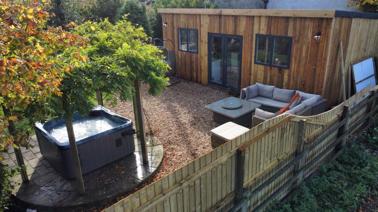 Wisteria View With Hottub & Cabin Sleeps 20 치펜햄 외부 사진