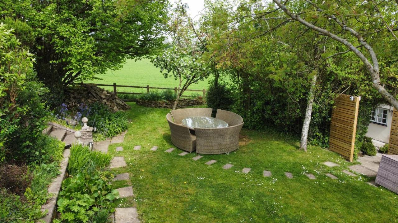 Wisteria View With Hottub & Cabin Sleeps 20 치펜햄 외부 사진