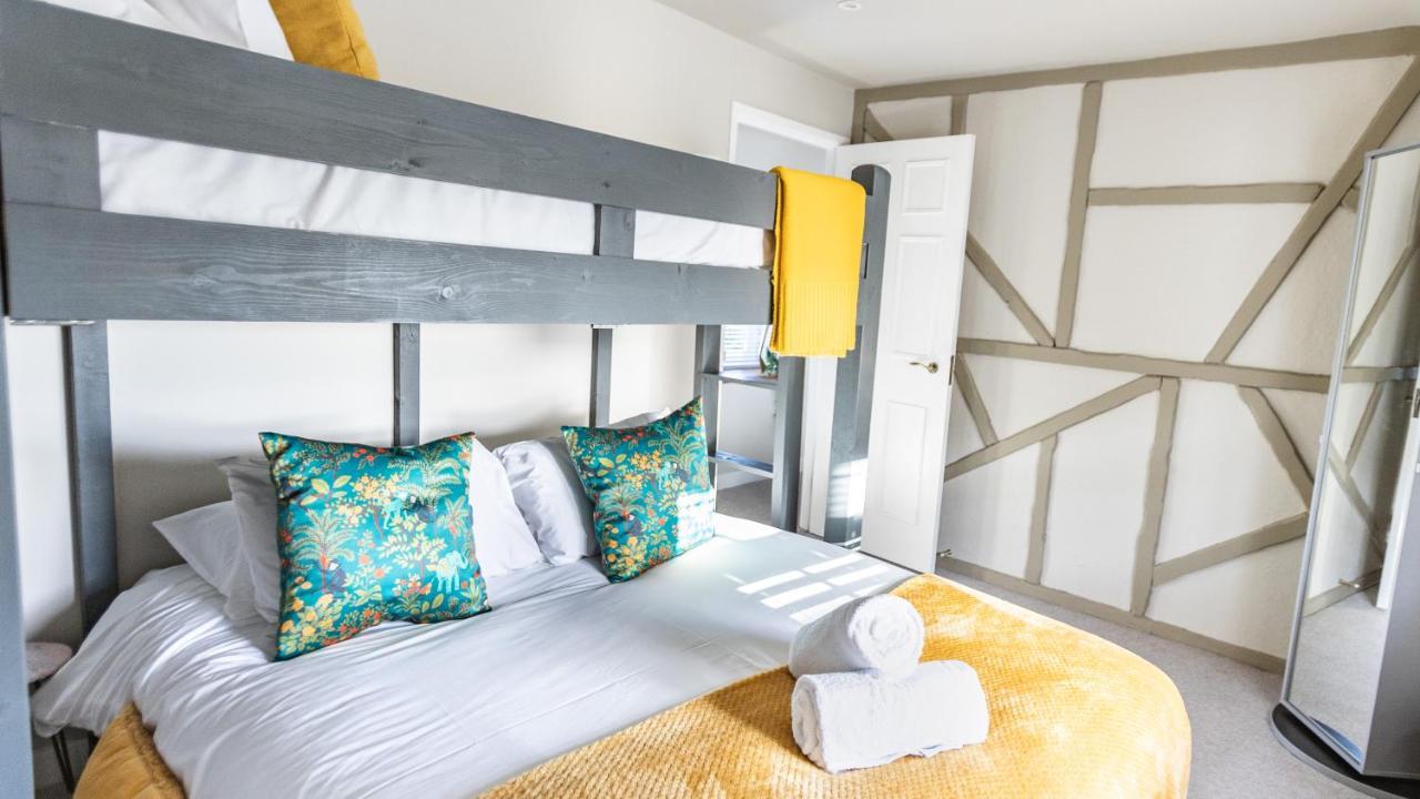 Wisteria View With Hottub & Cabin Sleeps 20 치펜햄 외부 사진
