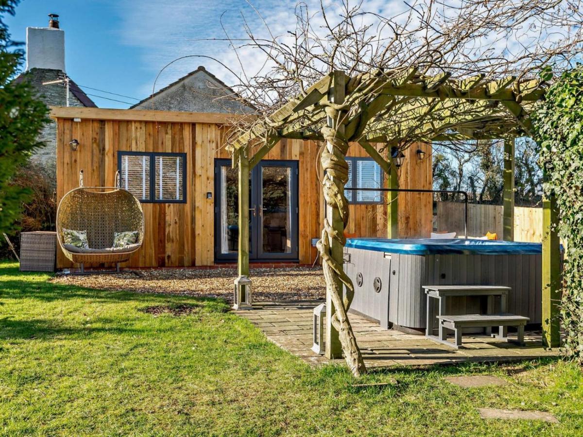 Wisteria View With Hottub & Cabin Sleeps 20 치펜햄 외부 사진