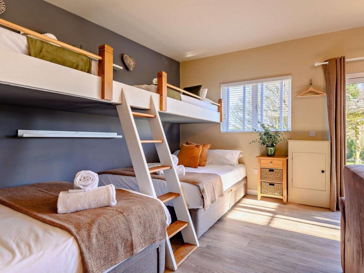 Wisteria View With Hottub & Cabin Sleeps 20 치펜햄 외부 사진