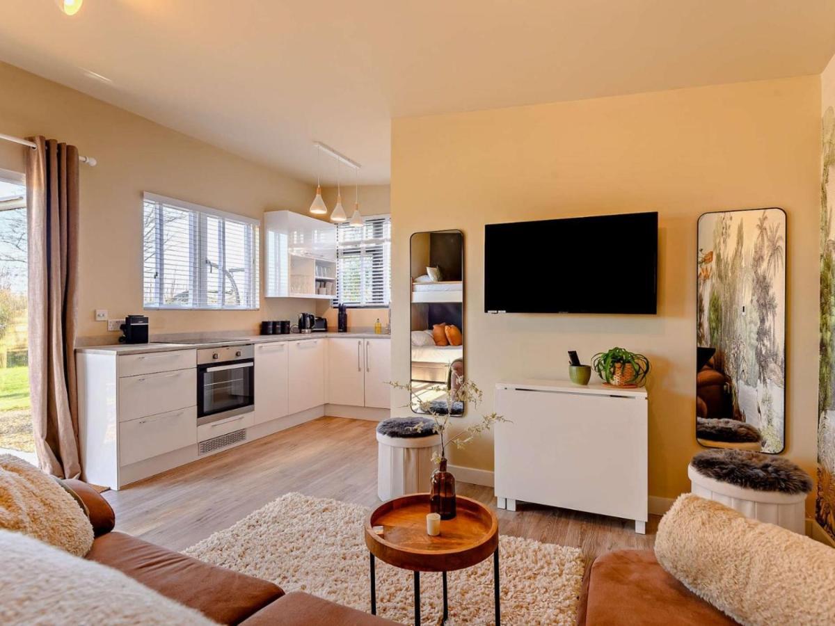 Wisteria View With Hottub & Cabin Sleeps 20 치펜햄 외부 사진