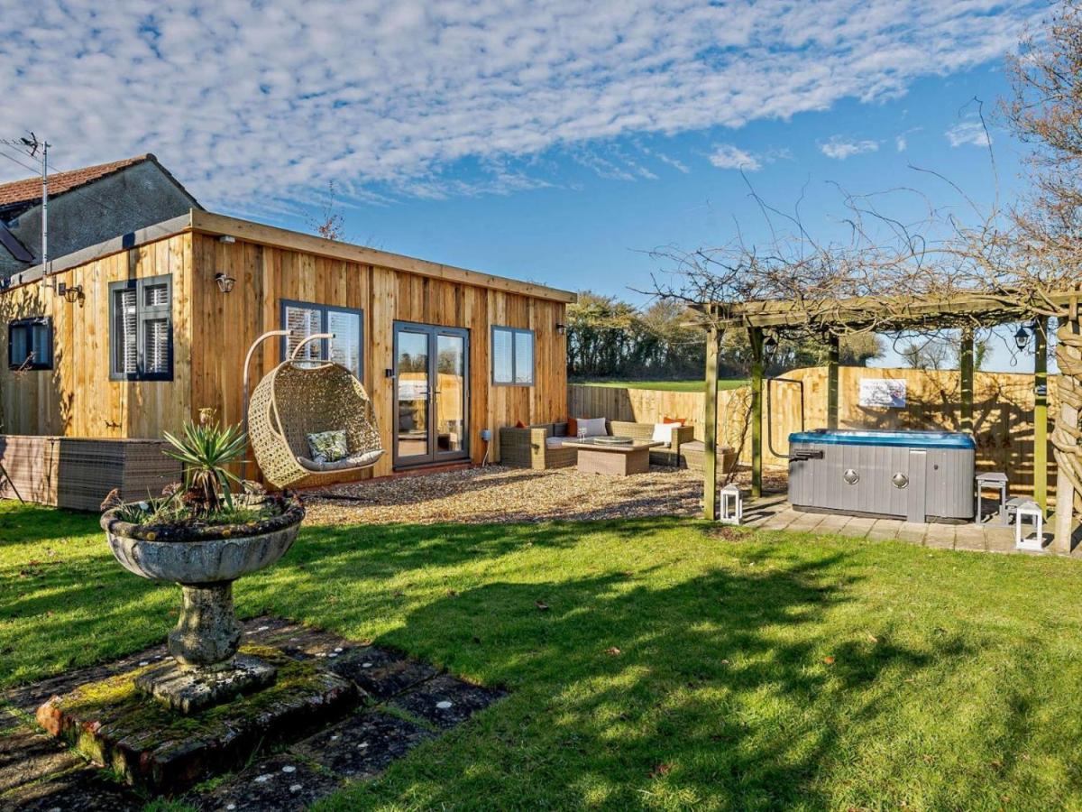 Wisteria View With Hottub & Cabin Sleeps 20 치펜햄 외부 사진