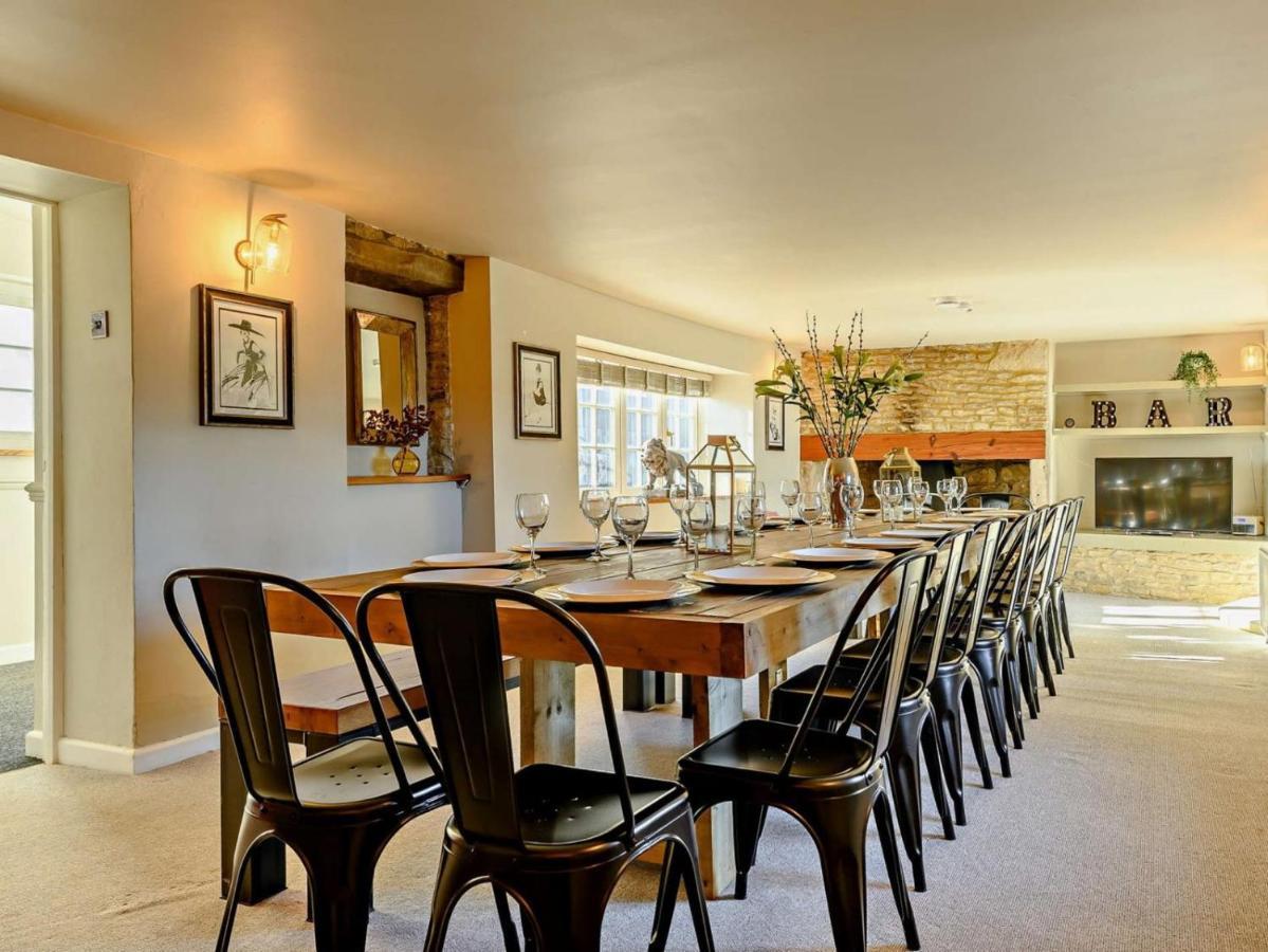 Wisteria View With Hottub & Cabin Sleeps 20 치펜햄 외부 사진