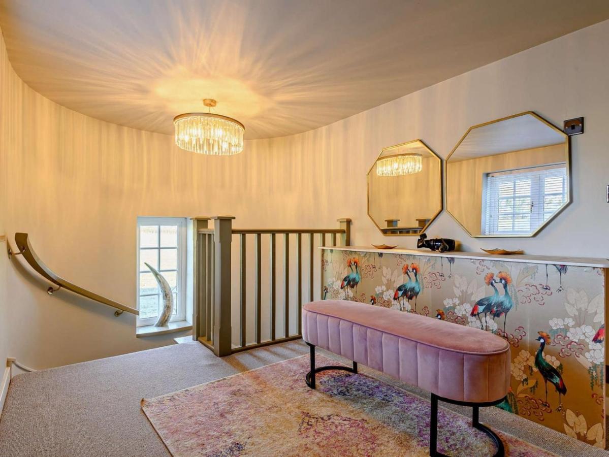 Wisteria View With Hottub & Cabin Sleeps 20 치펜햄 외부 사진