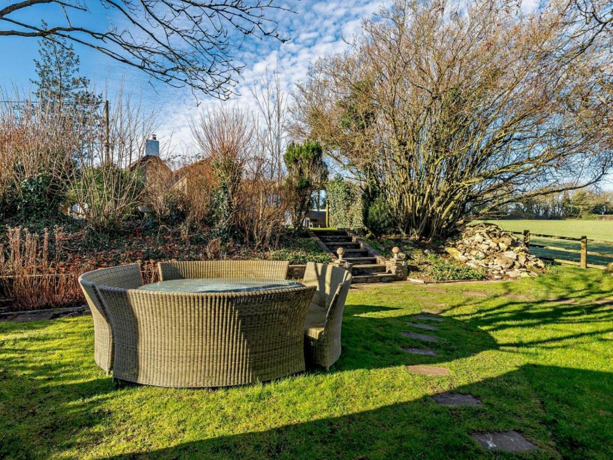 Wisteria View With Hottub & Cabin Sleeps 20 치펜햄 외부 사진
