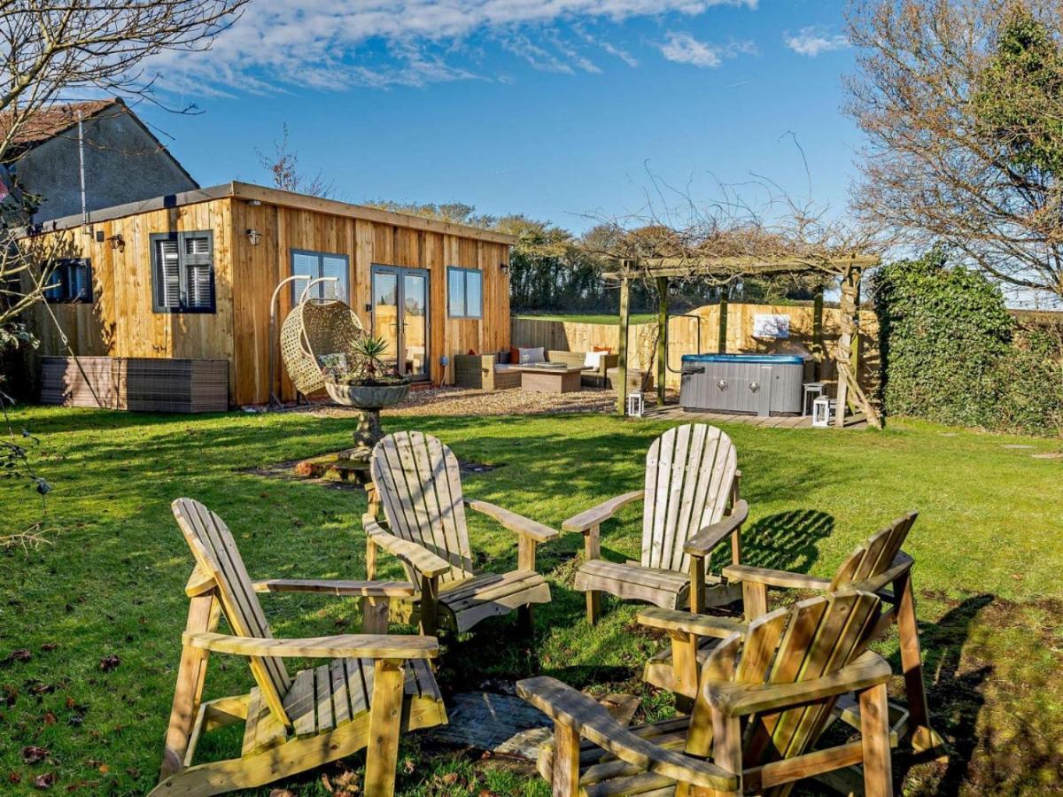 Wisteria View With Hottub & Cabin Sleeps 20 치펜햄 외부 사진