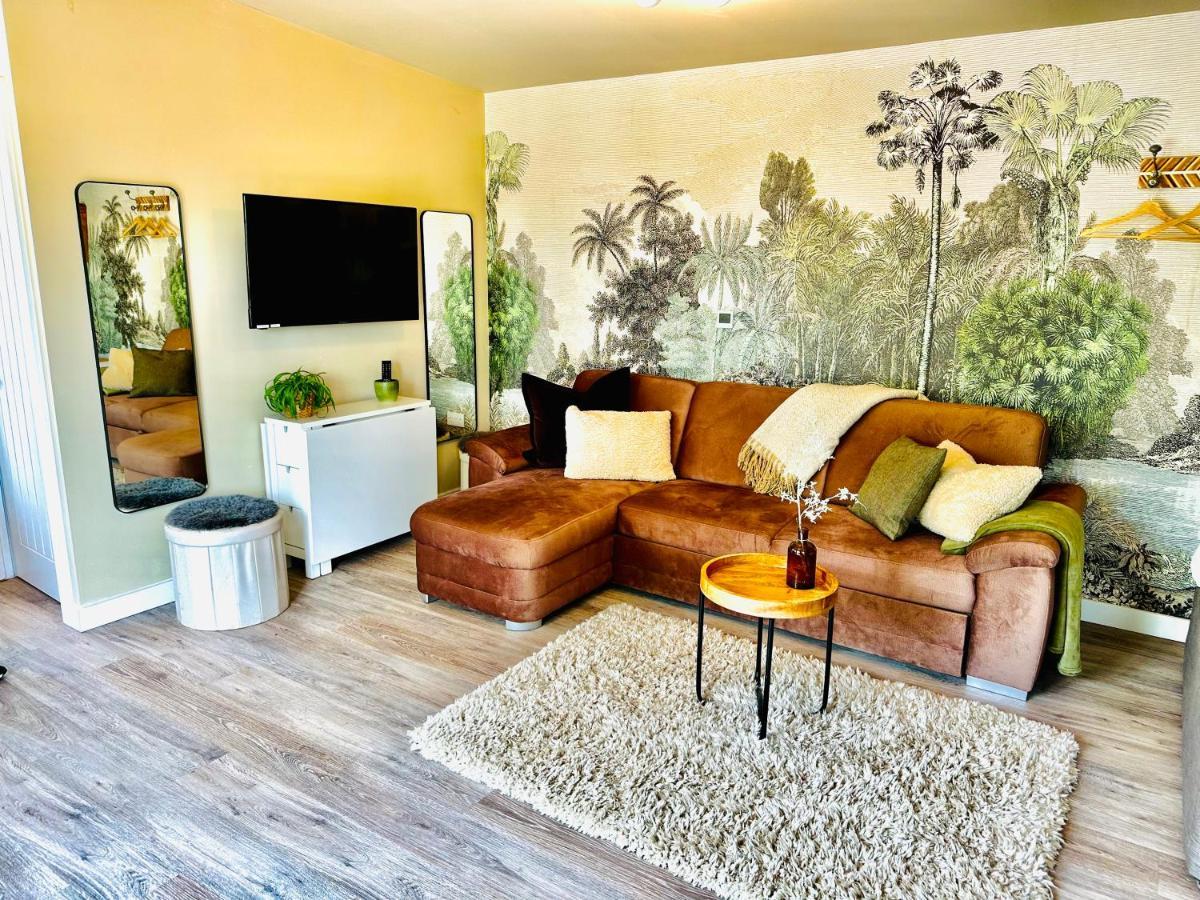Wisteria View With Hottub & Cabin Sleeps 20 치펜햄 외부 사진