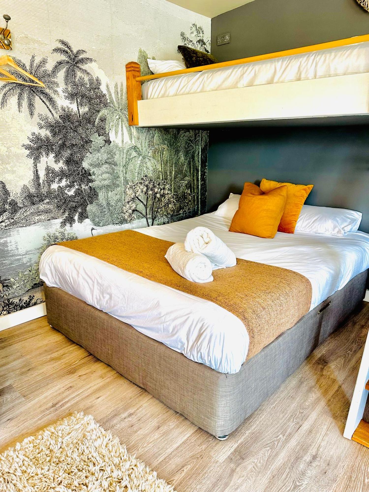 Wisteria View With Hottub & Cabin Sleeps 20 치펜햄 외부 사진